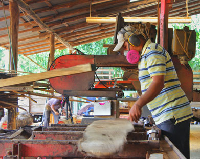 Working with Teak: Cutting, planing, gluing and sanding.